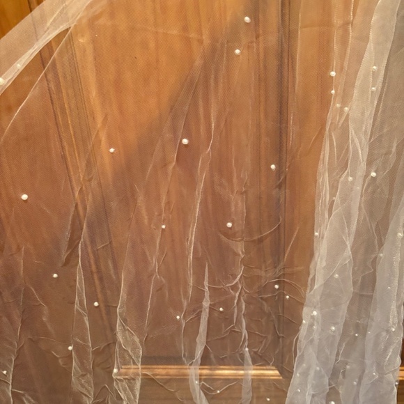 Brides and Hairpins Scattered Pearl Fingertip Veil NWT - Picture 3 of 5